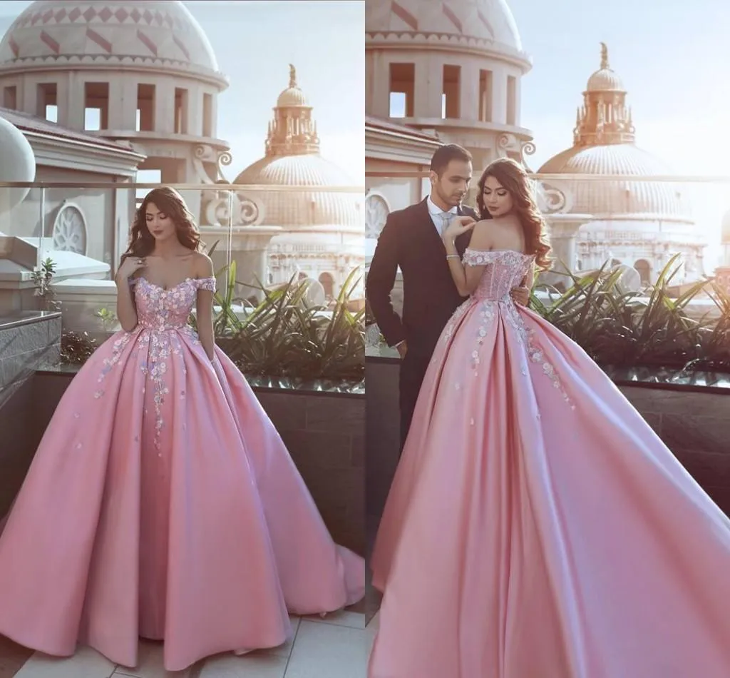 2019 Quinceanera Vestido de Bola Vestidos Sexy Pink Off Off Lace Applique 3D Flores Pérolas Lantejoulas Varredura de Cetim Festa de Trem Prom Noite Vestidos