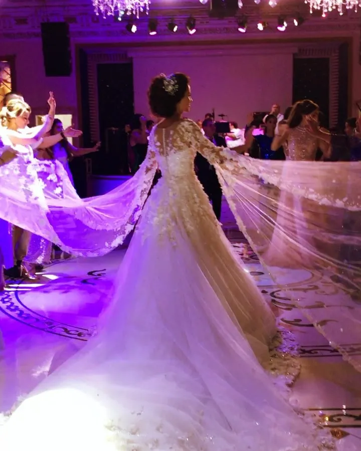 2 metros arrebatadora de manga longa do vestido de casamento Jewel Neck Beads Floral Applique Capela Trem 3D vestido nupcial Moda Dubai Princesa Dres casamento