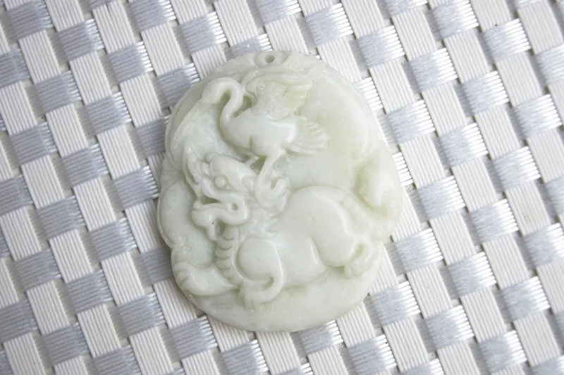 Magnifique jade blanc et jaune naturel (champ bleu shaanxi), délicate licorne d'opéra de grue elliptique sculptée à la main. Pendentif collier talisman.