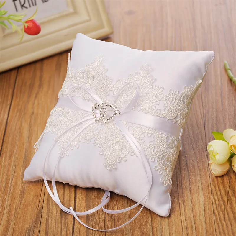 Elegant White Lace Wedding Ring Pillow with Hearts Decoration Floral Satin Cushion Wedding Suppliers High Quality265T