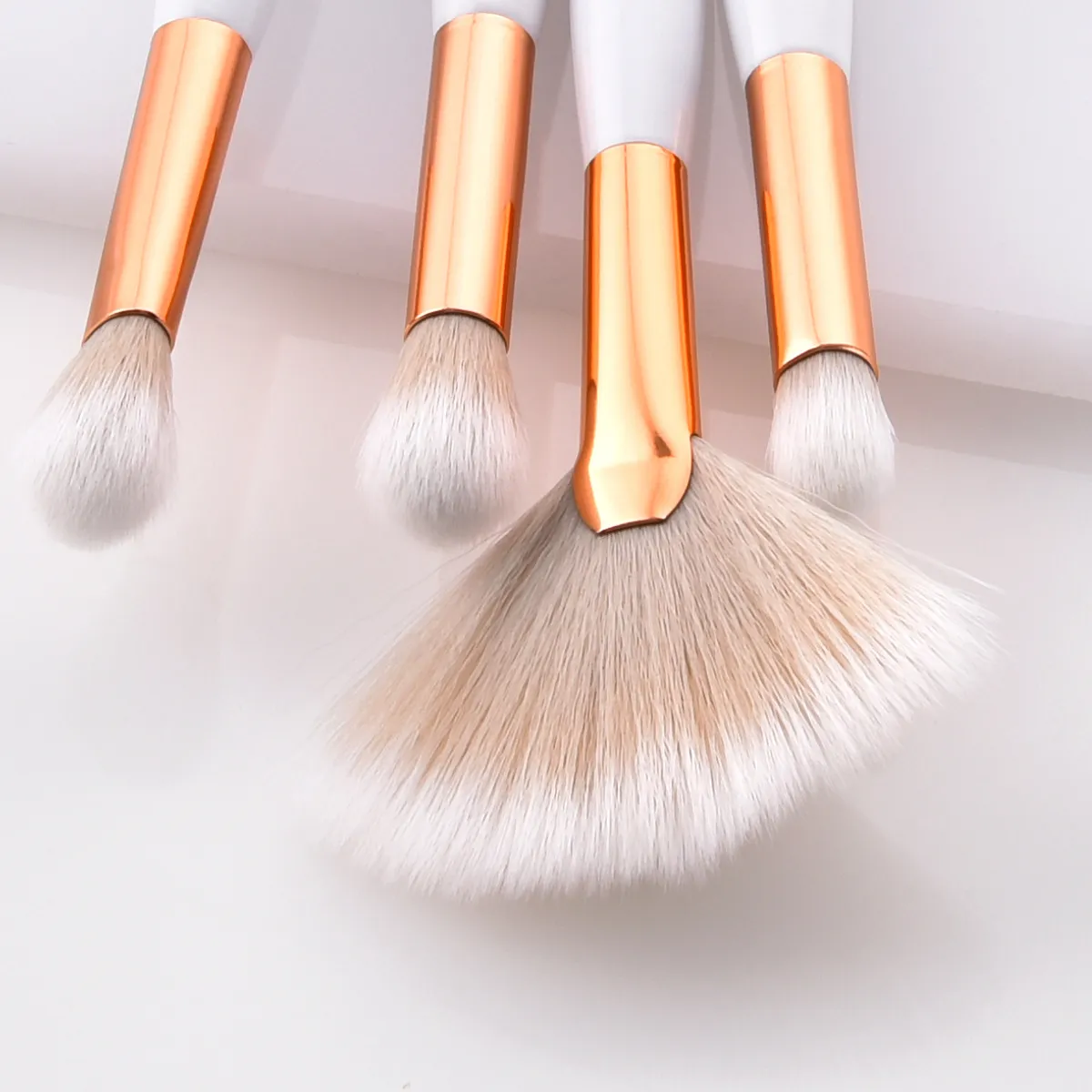 pinceaux de maquillage au détail 4 pièces = 1 ensemble / 8 pièces = 1 ensemble Une brosse à cheveux riche fan brosse fret gratuit pour cadeau et promotion