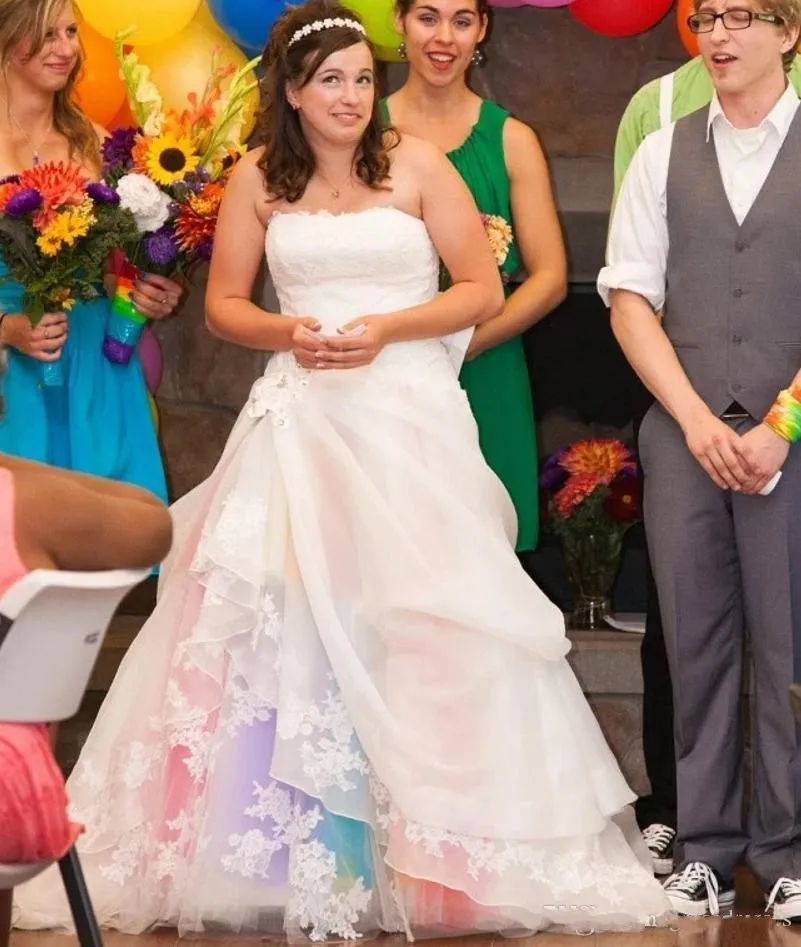 2019 Nya färgglada regnbågens bröllopsklänningar stropplös spetsfärgad brudklänning rosa rödblå lila tyllkjol blygsam draperad brud193q