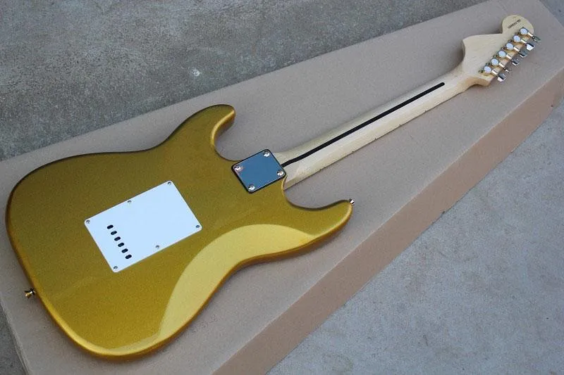 China Guitarra de fábrica personalizada de Alta Calidad Nuevo arce Diapasón festoneado color oro cabeza grande Cabeza ST Guitarra Eléctrica 1027