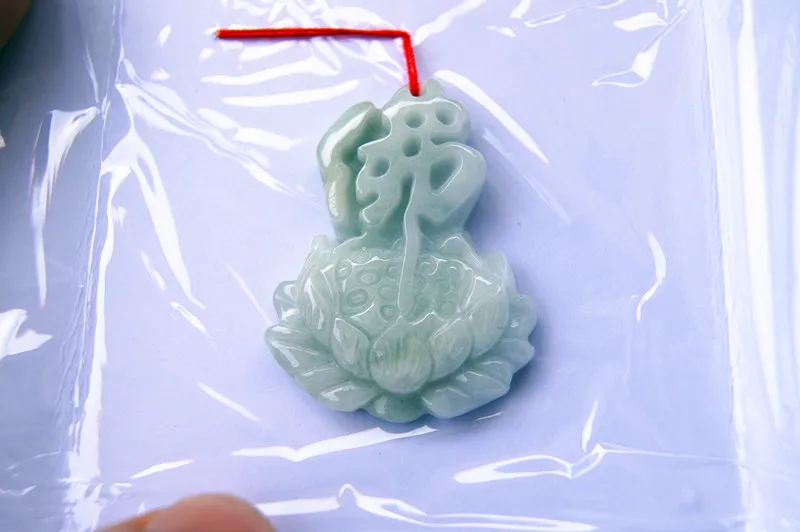 De beaux supports de lotus sculptés à la main en jade champ bleu mot de Bouddha Bouddha dans le cœur. Pendentif collier talisman.