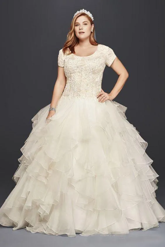 Blygsam oleg cassini plus size bröllopsklänningar organza en linje korta ärmar spetsskydd skidor skräddarsydd trädgård land brud gow221h