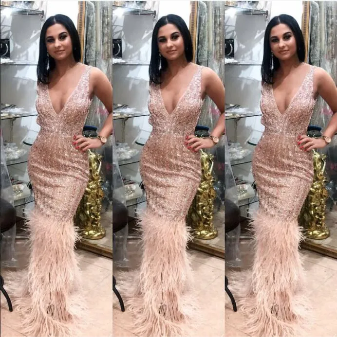 Abendkleid Yousef Aljasmi Kim Kardashian V-Ausschnitt Kristallfeder Orstrich Meerjungfrau Maxikleid Almoda Gianninaazar Zuhlair Murad Ziadnakad