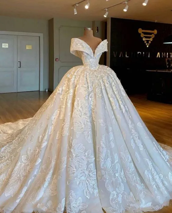 Vestidos de novia de encaje con hombros descubiertos árabes de lujo sexy de Dubai Vestidos de novia de tren de capilla drapeados con pliegues de talla grande Vestidos de novia vestidos de novia