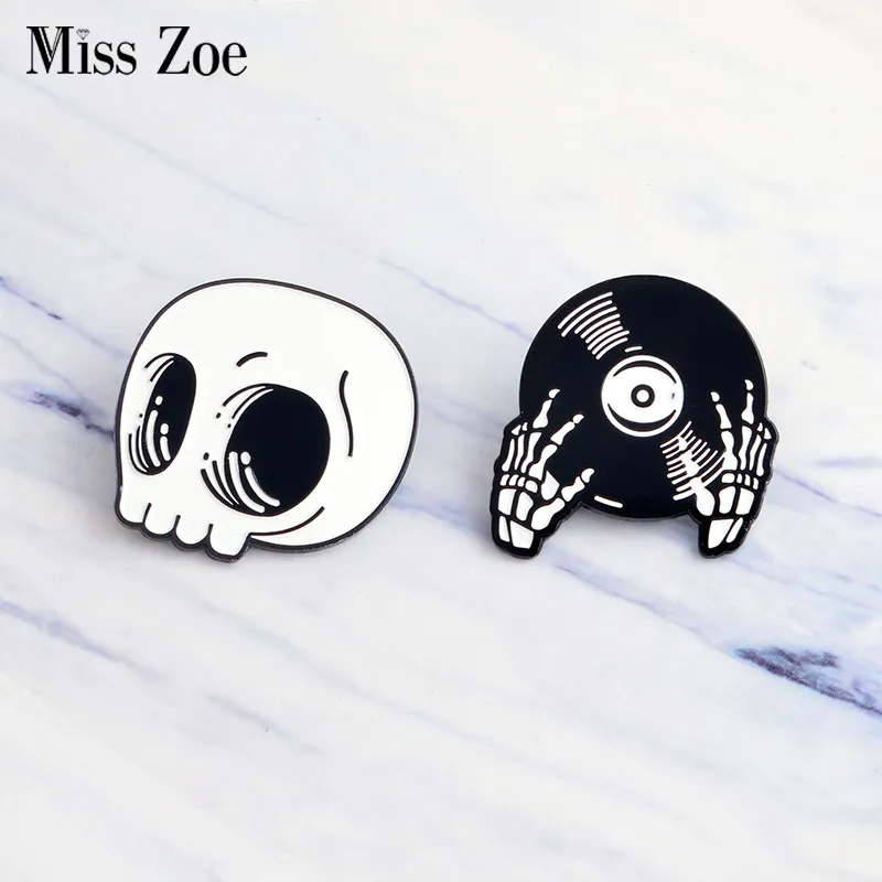 Miss Zoe Skeleton Record Hand Pins DJ Hände Brosche Denim Jacke Pin Hut Schnalle Shirt Abzeichen Dark Punk Schmuck Geschenk für Freunde