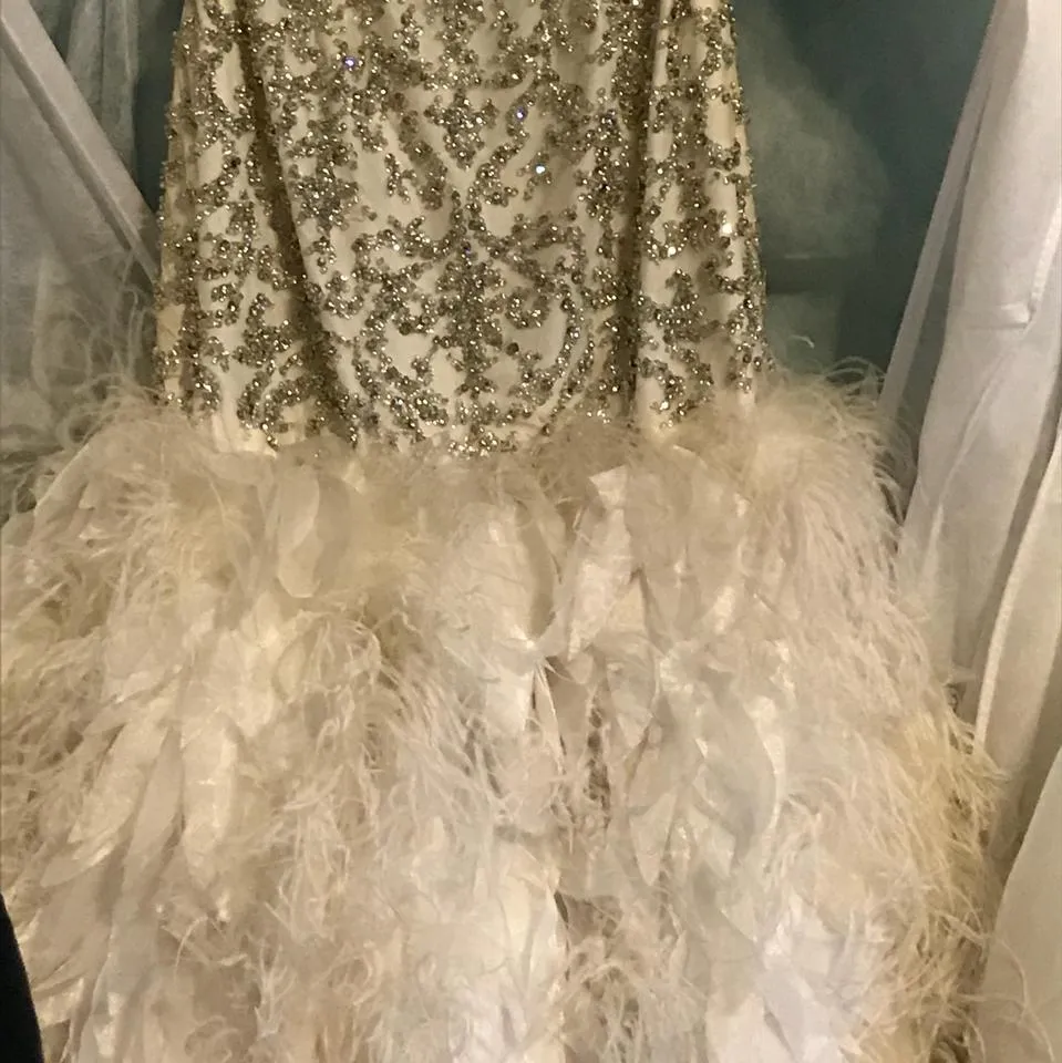 Vestidos de novia de sirena de lujo Bling con cuentas de diamantes de imitación Lentejuelas de plumas Vestidos de boda de playa Tren de barrido Cariño Vestido de novia de talla grande