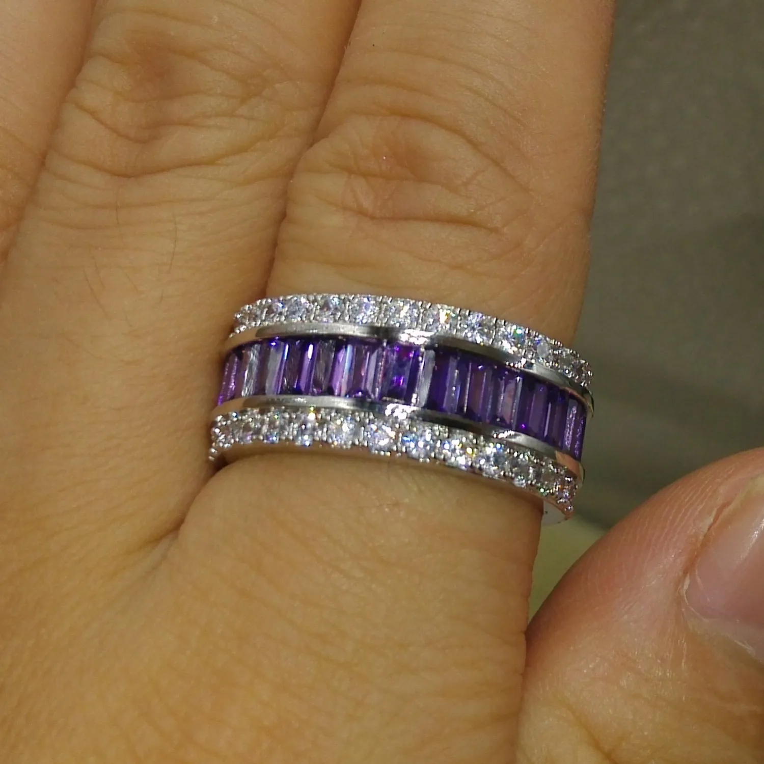 Rozmiar 5/6/7/9/9/10 musujące luksusowa biżuteria 10kt białe złoto wypełnione Plac Placu Amethyst CZ Crystal Kobiety Wedding Finger Ring Prezent z pudełkiem