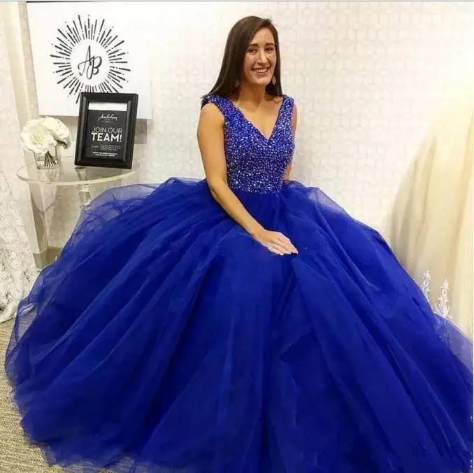 Robe de bal bleu royal robe de Quinceanera col en V sans manches en tulle perlé robes de bal de charme conception simple robes de soirée de mode M33