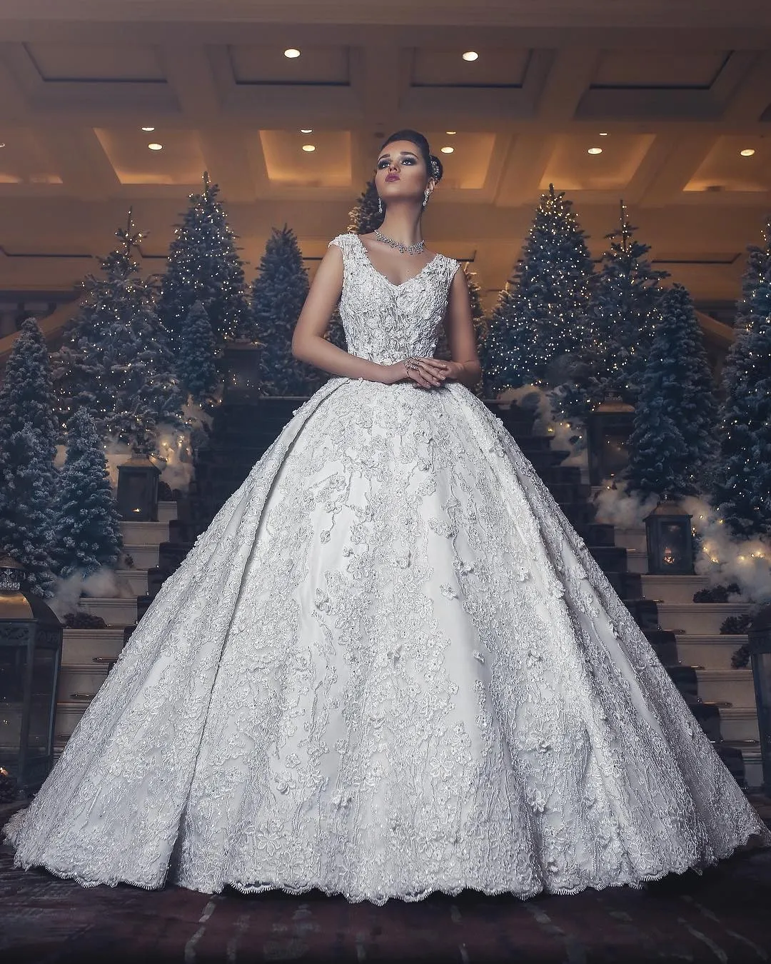 Dreamy Tale Lace Ball Suknie ślubne Krzyki Koraliki Suknie ślubne bez rękawów w szyku w szyku