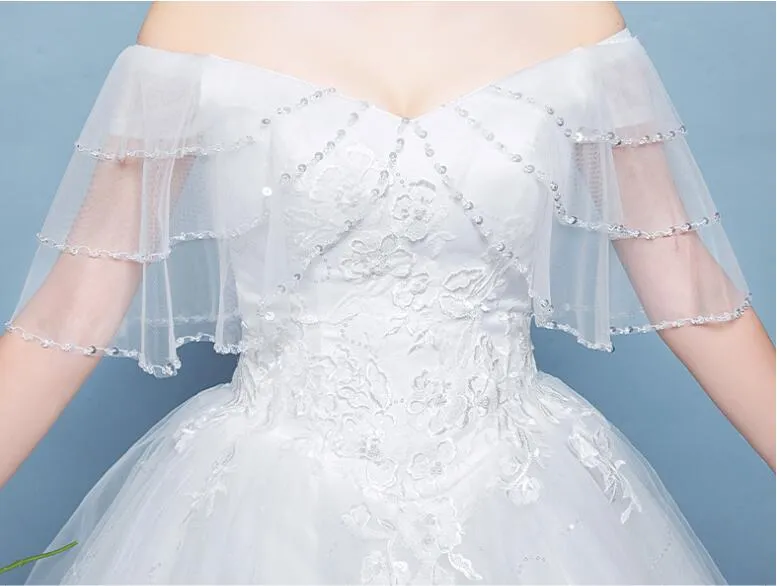 2018 Neuankömmling Brautkleid mit Schnürung, abgestufte Schulterpartie, exquisites Blumenmuster mit Applikationen und Pailletten