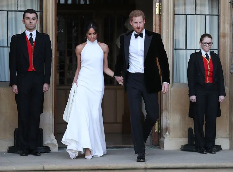 Prens Harry Meghan Markle Zarif Mermaid Gelinlik Beyaz Yumuşak Saten düğün Törenlerinde Halter custom made Düğün Elbise Kabul