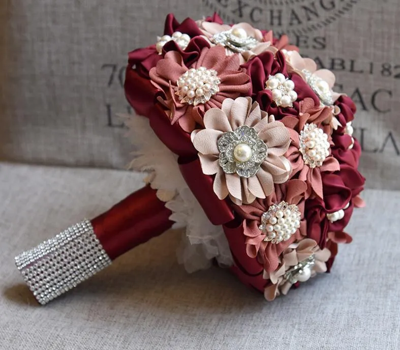 Bouquet da sposa vintage con perle bordeaux 2020 fiori con perline di cristallo la festa nuziale della sposa, raso di seta di design a buon mercato con spedizione gratuita