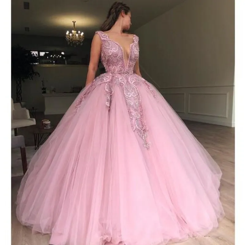 Beaded Plunging V-hals Prom Klänningar Lace Applique Ärmlös Fluffy Ball Gown Quinceanera Klänning Charmig Dubai Formell Kvällar