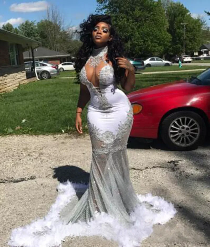 2018 Sexy African See przez Halter Mermaid Prom Dresses Piór Koronki Aplikacje Rękawów Suknie Wieczorowe Plus Size Vestidos de Festa