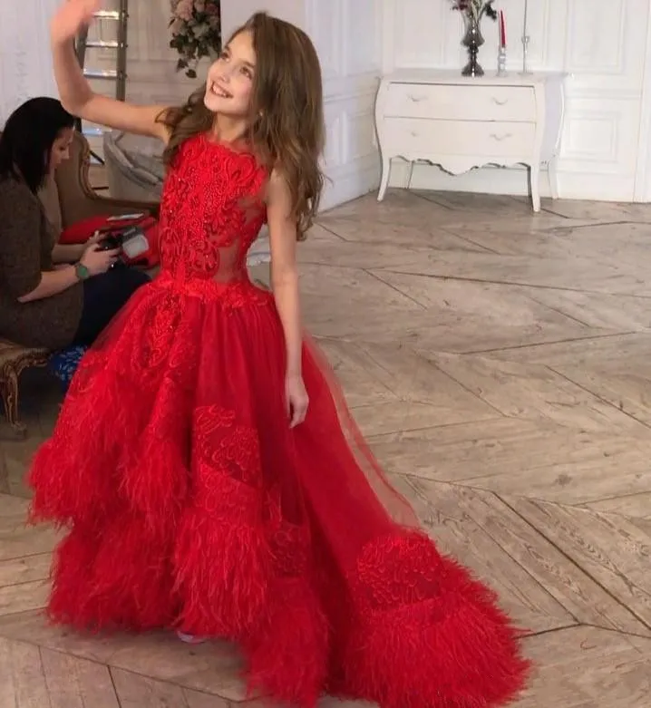 Vestidos de desfile para niñas de plumas rojas Cuello joya Apliques Alto Bajo Niño Vestido de niña de flores Encaje Tul Vestidos de primera comunión