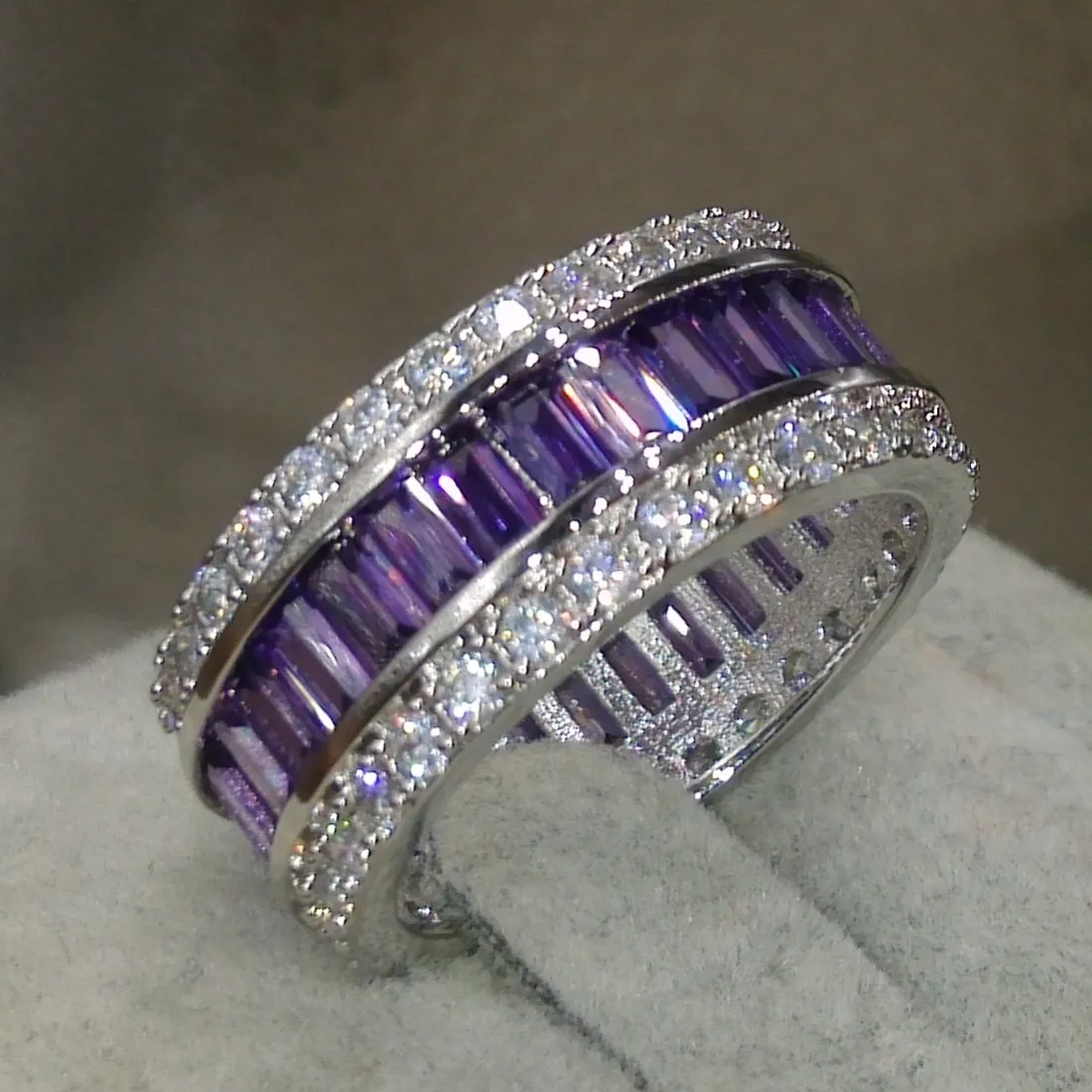 Größe 5/6/7/8/9/10 Funkelnder Luxusschmuck 10 Karat Weißgold gefüllt Beliebter quadratischer Amethyst CZ-Kristall Frauen Hochzeit Fingerring Geschenk mit Box