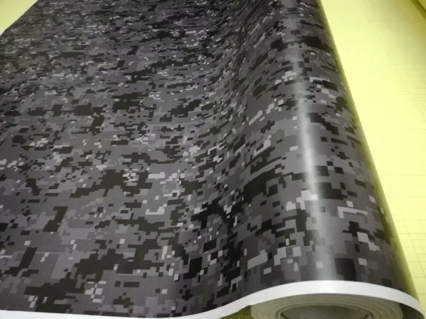 Hochwertige Vinyl-Autofolie in Digital-Camouflage in Schwarz, Dunkelgrau, städtische Nacht, mit Luftblase, kostenlose Pixel-Camouflage-Grafik, Autoaufkleber, 1,52 x 30 m/ 5 x 98 Fuß