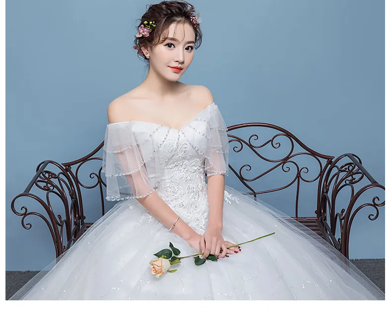 2018 Neuankömmling Brautkleid mit Schnürung, abgestufte Schulterpartie, exquisites Blumenmuster mit Applikationen und Pailletten