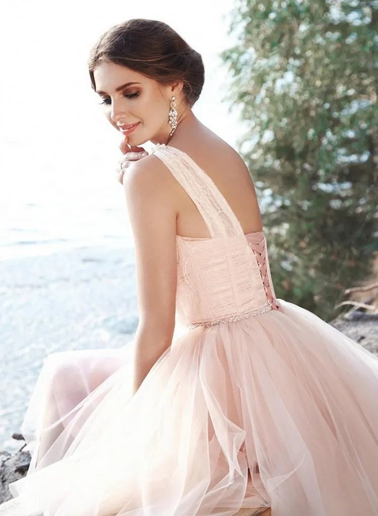 Delicate Blush Roze Korte Bruidsmeisjekleding Een Schouder Kant Tule Kralen Corset Backless Bruiloft Jurk Bruidsmeisje Gowns266H