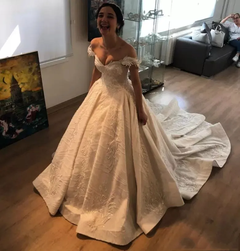 Niestandardowe luksusowe sukienki ślubne na ramieniu 2018 z dworskimi aplikacjami trenować suknie ślubne ślubne linia
