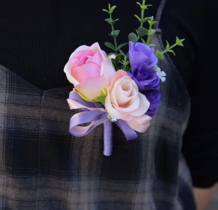 Alltid kär, med blommor, broscher, handled, blommor, broscher, tillbehör och tillbehör.