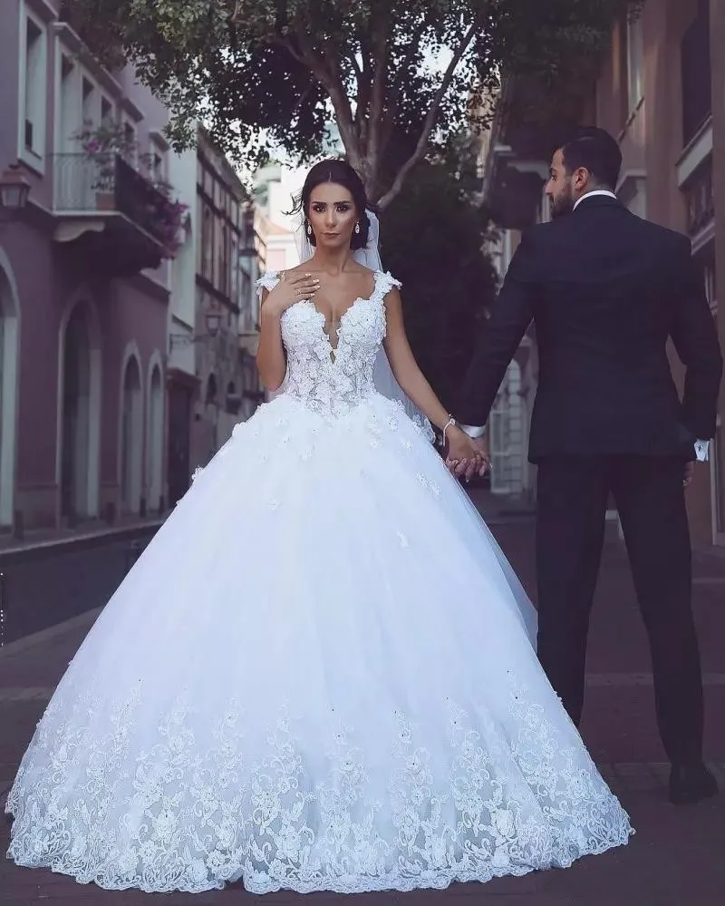 Splendidi abiti da sposa country arabo 2018 maniche ad aletta corpetto semitrasparente gonfio una linea pizzo bianco e tulle vestido de novia