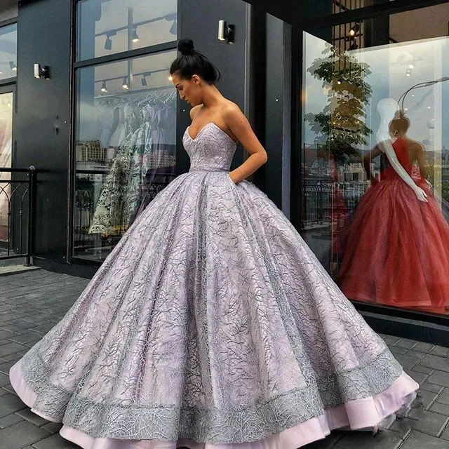 Dubai Gorgeous Lace Ball Gowns Prom Klänning Sexig Stroplös V-Neck Ärmlös Aftonklänning Fantastisk Bodice Lace-up Princess Quinceanera Klänningar
