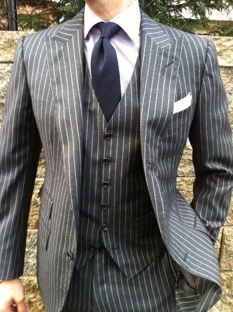 Design elegante Due bottoni Grey Stripe Stripe Groom Tuxedos Peak Risvolto Groomsmen Best Man Abiti Abiti da sposa Mens (Giacca + Pantaloni + Vest + Tie) No: 888