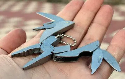Högkvalitativ Portable Multi Function Folding Pocket Tools Plier Knife Keychain Skruvmejsel Multi-Purpose Combination Tang