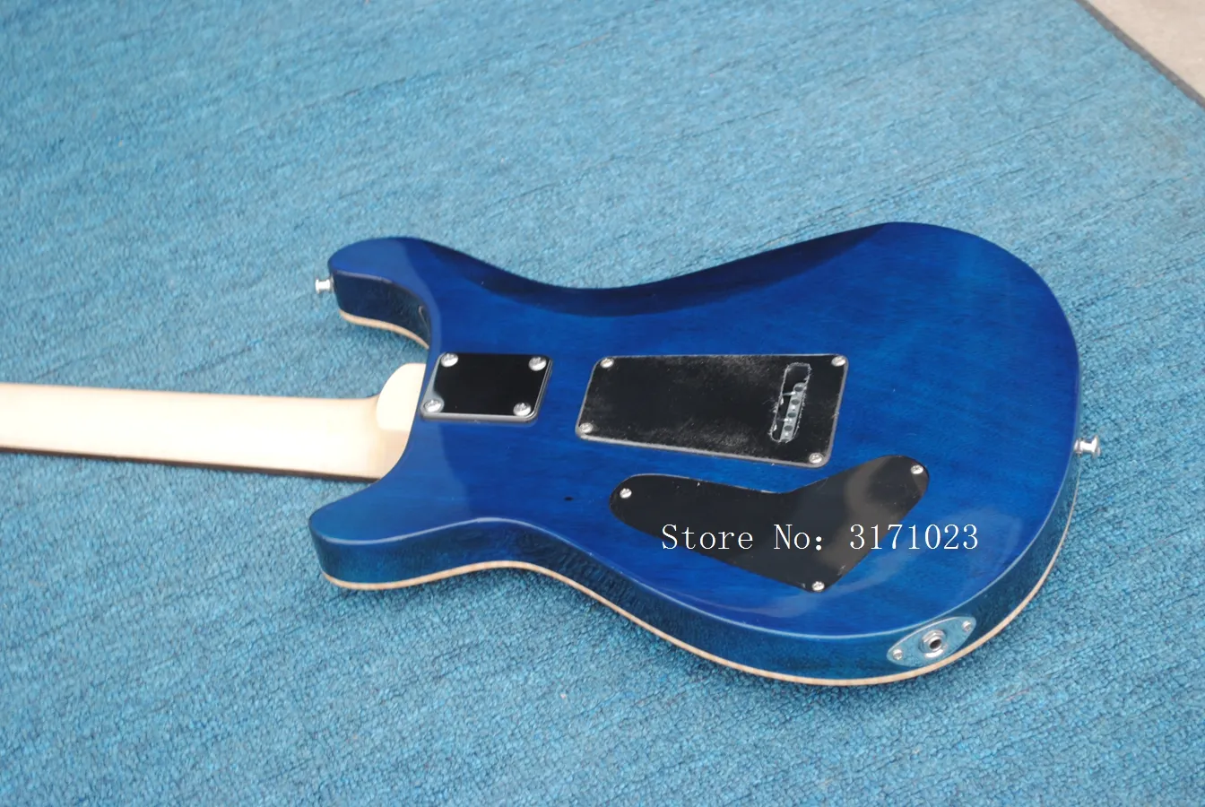 Guitare électrique de couleur bleue et 2 micros Humbucker ouverts et peut être personnalisée sur demande