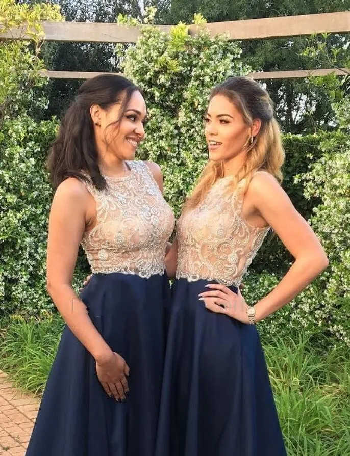 2018 Sparkly Billiga Brudtärna Klänningar Navy Blå och Guld Sheer Neck Stora Beading Golvlängd En Linje Bröllop Guest Party Prom Evening Gowns