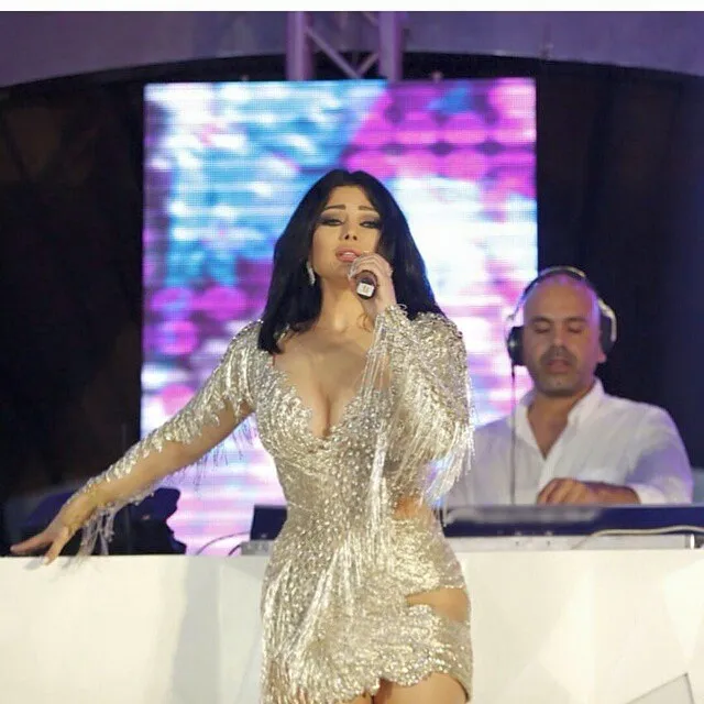 Robe de soirée Yousef aljasmi Kim kardashian Manches longues Col en V Glands perlés Mini fourreau Almoda gianninaazar ZuhLair murad Ziadnakad