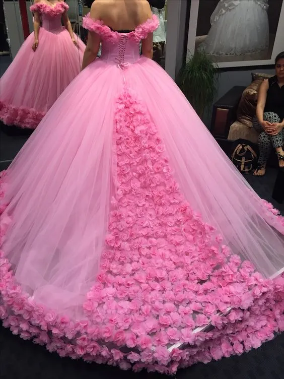 Prom Dresses 2019 Luxury 3D Floral Ball Gown Modest Off-Shoulder Cathedral Train Quinceanera Klänningar Sweety 15 Girls Masquerade Klänningar