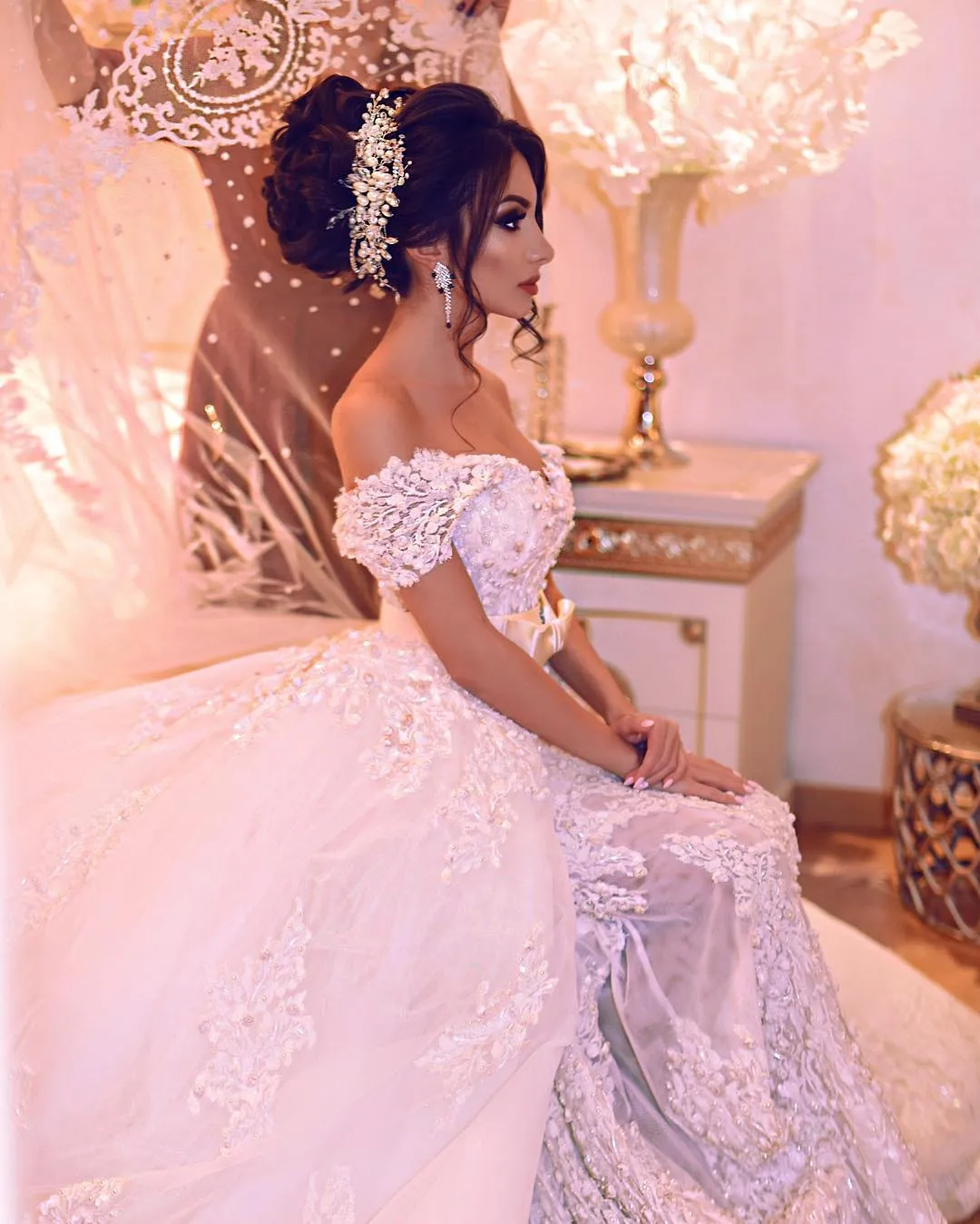 Lyxiga pärlor sjöjungfru bröllopsklänning med överkkirt av axelpärlor blommiga spets applikationer bröllopsklänning glamorösa saudiska brudklänningar