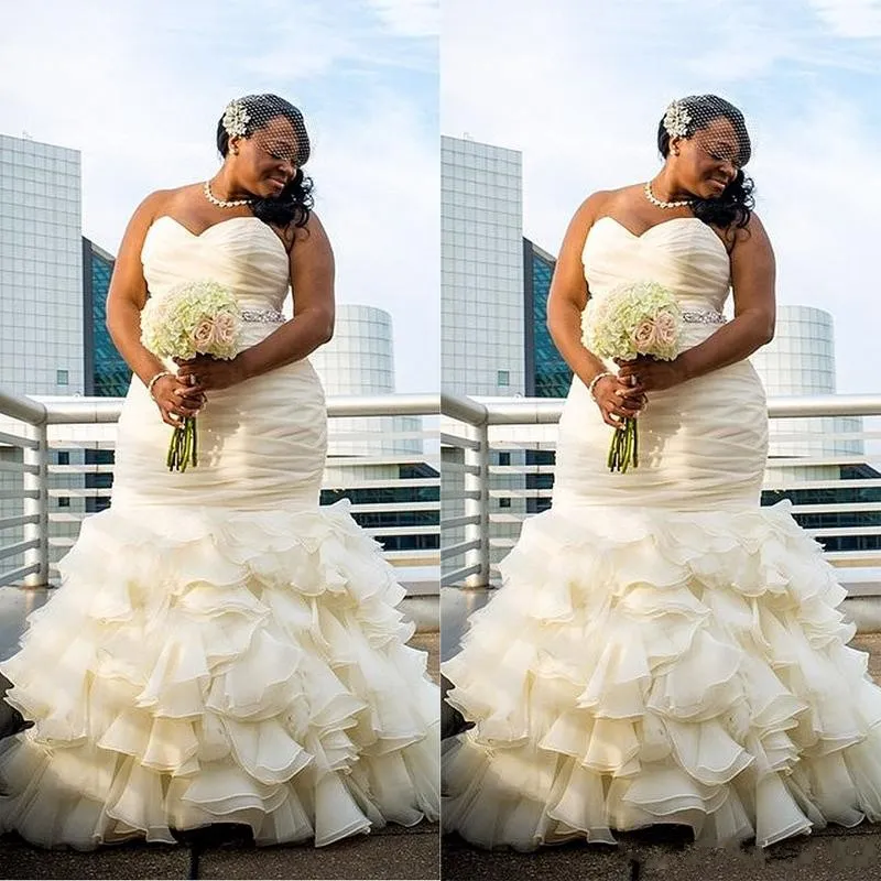 2018 Plus Size Brautkleider im Meerjungfrau-Stil, afrikanischer Schatz, gerüscht, drapiert, trägerlos, Stufenröcke, Rüschen, Dubai, Perlenschärpen, Brautkleider