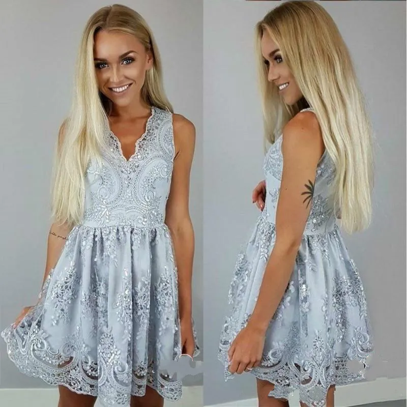 Härlig V-Neck Homecoming Dresses Lace Applique Ärmlös Billiga Arabiska Bridesmaid Short Prom Dress Cocktail Party Club Wear Graduation