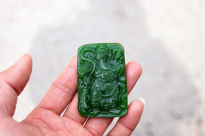 Gratis leverans - vacker yttre mongoliet Jade China Ancient Military Strategist Guan Yu Amulet. Handskuren rektangulärt halsband hängsmycke