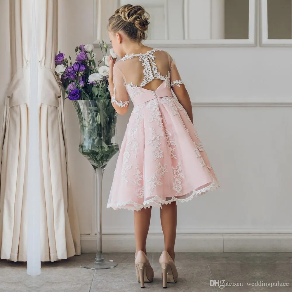 Hübsche Rundhalsausschnitt halbe Hülsen-Blumenmädchenkleider nach Maß Knopf zurück Spitze Knielang Mädchen Pageant Kleider Kinder Geburtstag Party Kleider