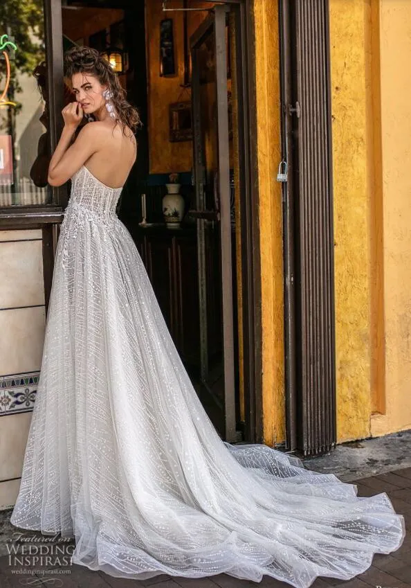 2019 Abiti da sposa Berta Una linea Sweetheart Applique in pizzo Backless Sweep Train Paese Abito da sposa Paillettes Plus Size Abiti da sposa da spiaggia