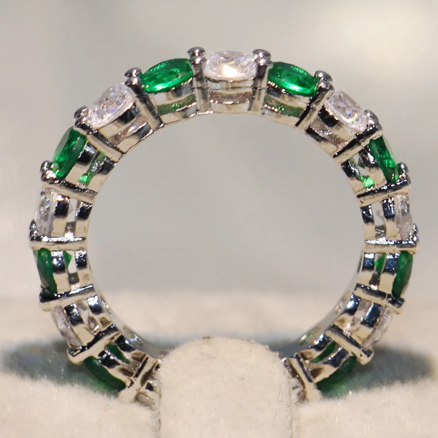 2018 Hot mousserande helt nya lyxsmycken 925 Sterling Silver Round Cut Emerald Zirconia Populära Kvinnor Bröllop Band Cirkel Ring Present CZ