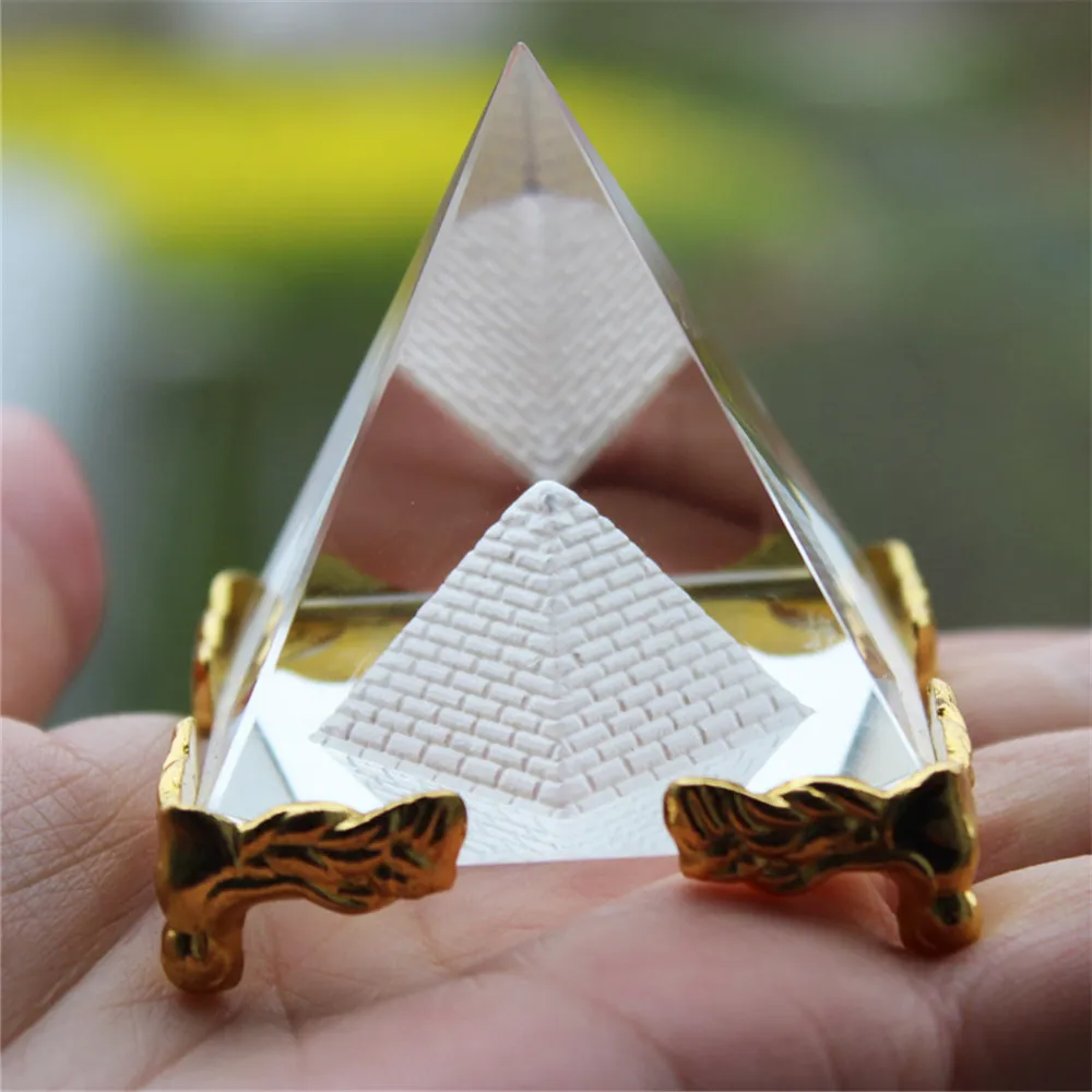 Energieheilende transparente Kristallglaspyramide mit goldenem Ständer Feng Shui Ägypten Ägyptische Figuren Miniaturen Ornamente Handwerk