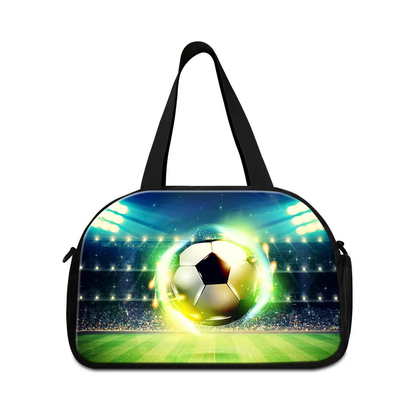 Les motifs de football de mode sont imprimés sur un sac de voyage pour les hommes.