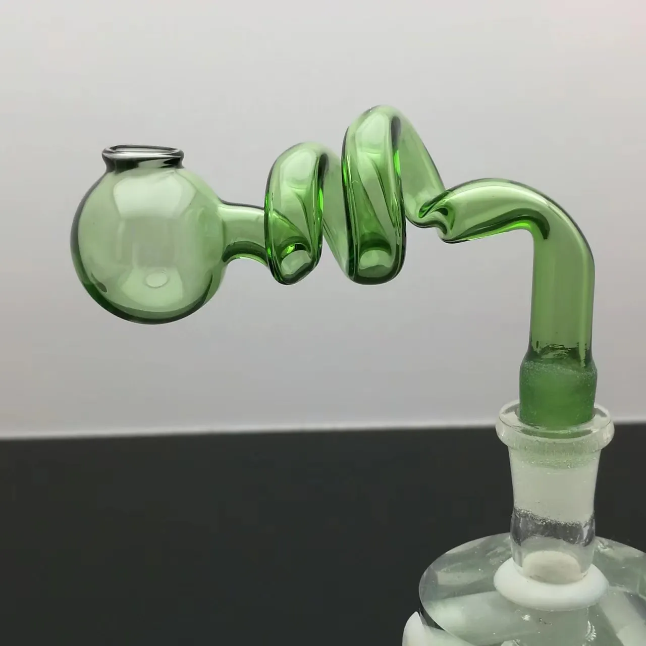 Poêle en verre en spirale colorée Bangs en verre en gros Brûleur à mazout Conduites d'eau en verre Plates-formes pétrolières Plates-formes pour fumer