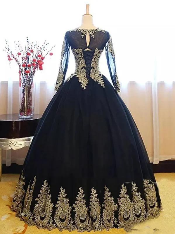 2018 Nya Black Gold Lace Quinceanera Klänningar Plus Storlek Sheer Långärmad Korsett Back Tulle Sweet 16 Party Evening Ball Gown Prom Dress Q53