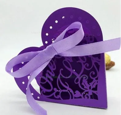 2018 New Hollow Love Heart Wedding Favours Candy Boxesチョコレートバッグリボンベビーシャワーパーティーギフトボックス1616215