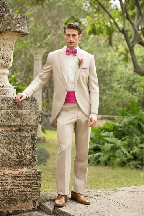 Beau Beige Groom Tuxedos Peaked Revers One Button Groomsmen Hommes Costumes Formels Party Prom Suit Personnaliser Costume (Veste + Pantalon + Cravate + Ceinture) NO: 87