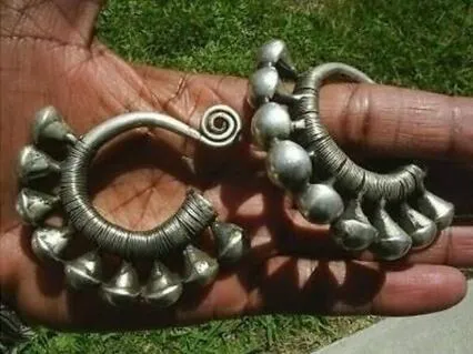 Charmiga Tibet Tribal Smycken Miao Silver Big Hollow Örhängen Par